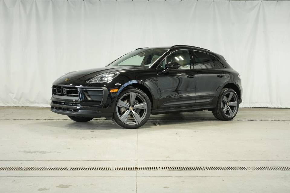 Certified 2026 Porsche Macan AWD/4WD image 1