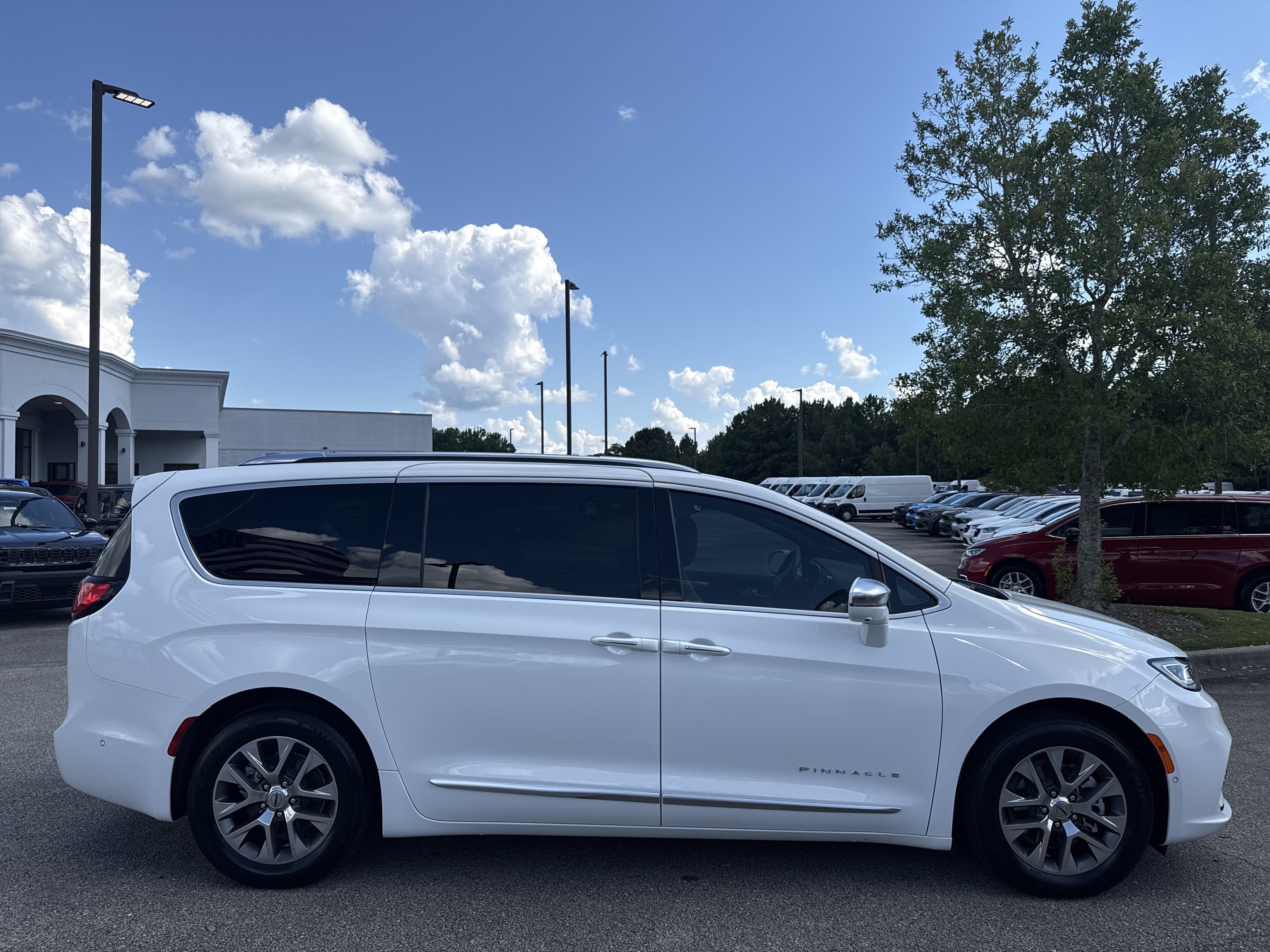Used 2024 Chrysler Pacifica Pinnacle FWD image 8