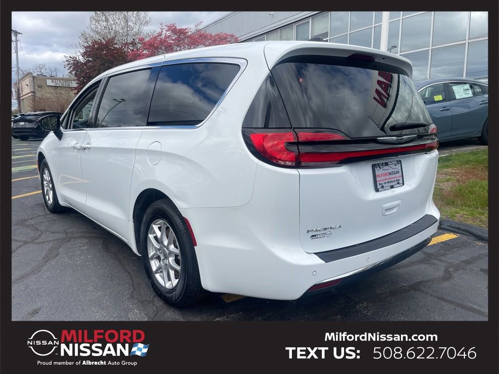 Used 2024 Chrysler Pacifica Touring-L FWD image 3