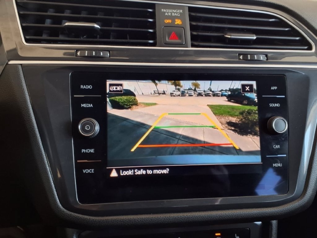 Used 2023 Volkswagen Tiguan SE w/ Panoramic Sunroof Package FWD image 30