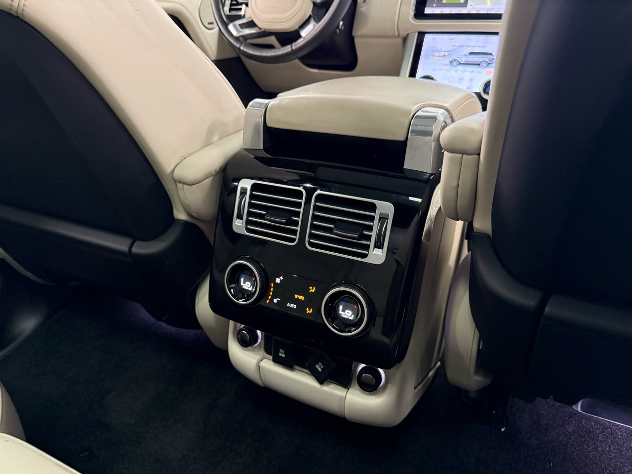 Used 2019 Land Rover Range Rover HSE image 32