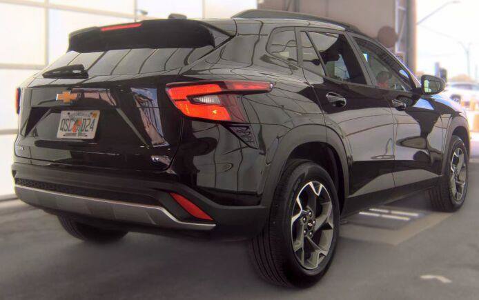 Used 2024 Chevrolet Trax LT FWD image 7