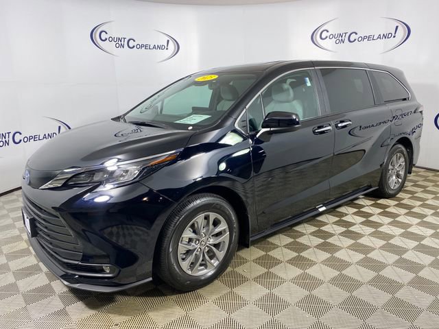 Used 2025 Toyota Sienna XLE AWD/4WD image 3