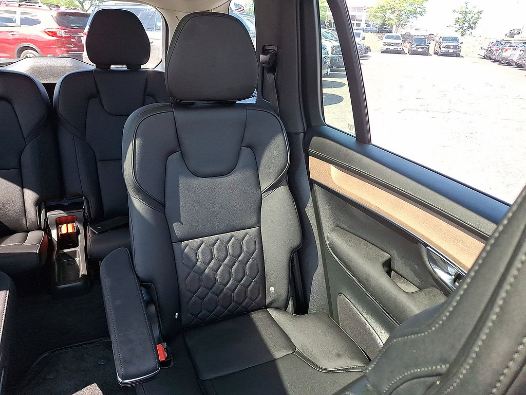 Used 2025 Volvo XC90 T8 Plus w/ Protection Package Premier AWD/4WD image 14