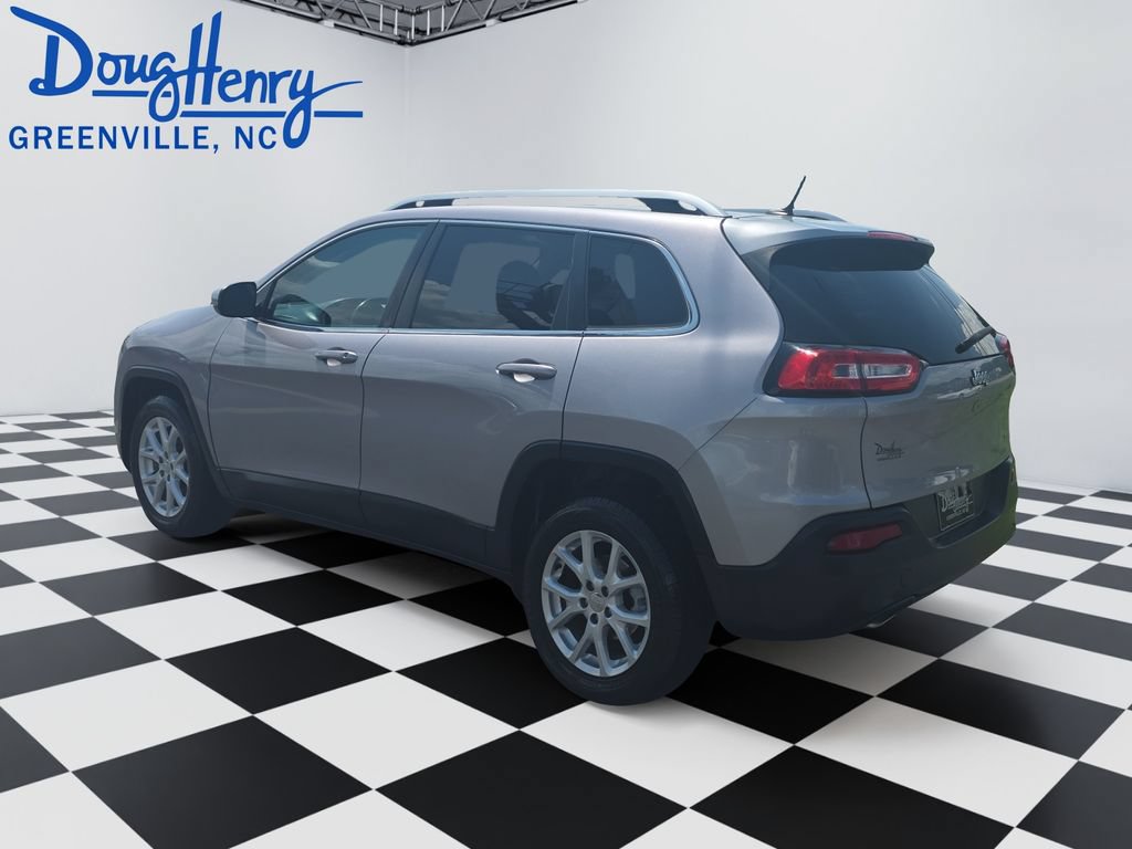 Used 2018 Jeep Cherokee Latitude w/ Cold Weather Group FWD image 3