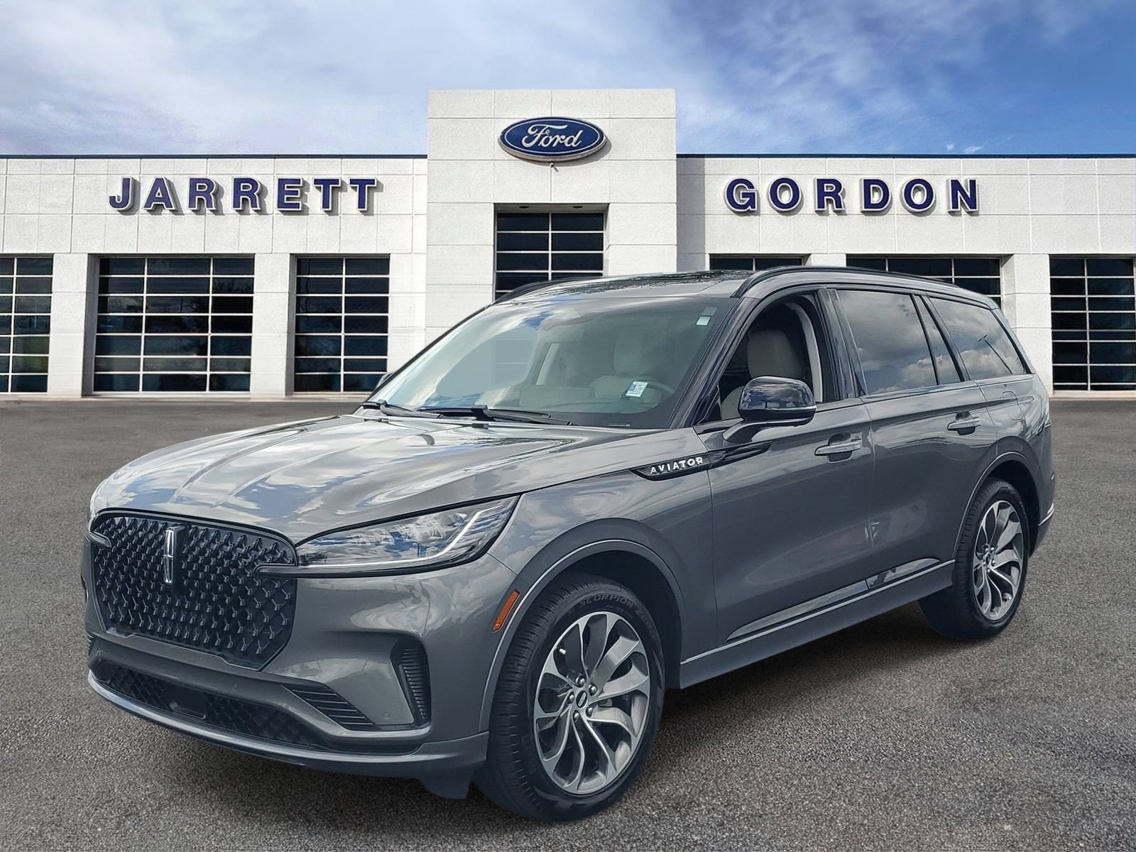 Used 2025 Lincoln Aviator AWD w/ Jet Appearance Package image 2