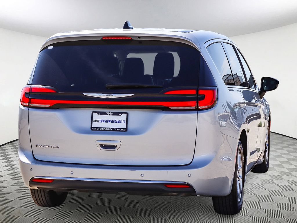 Used 2024 Chrysler Pacifica Touring-L FWD image 4