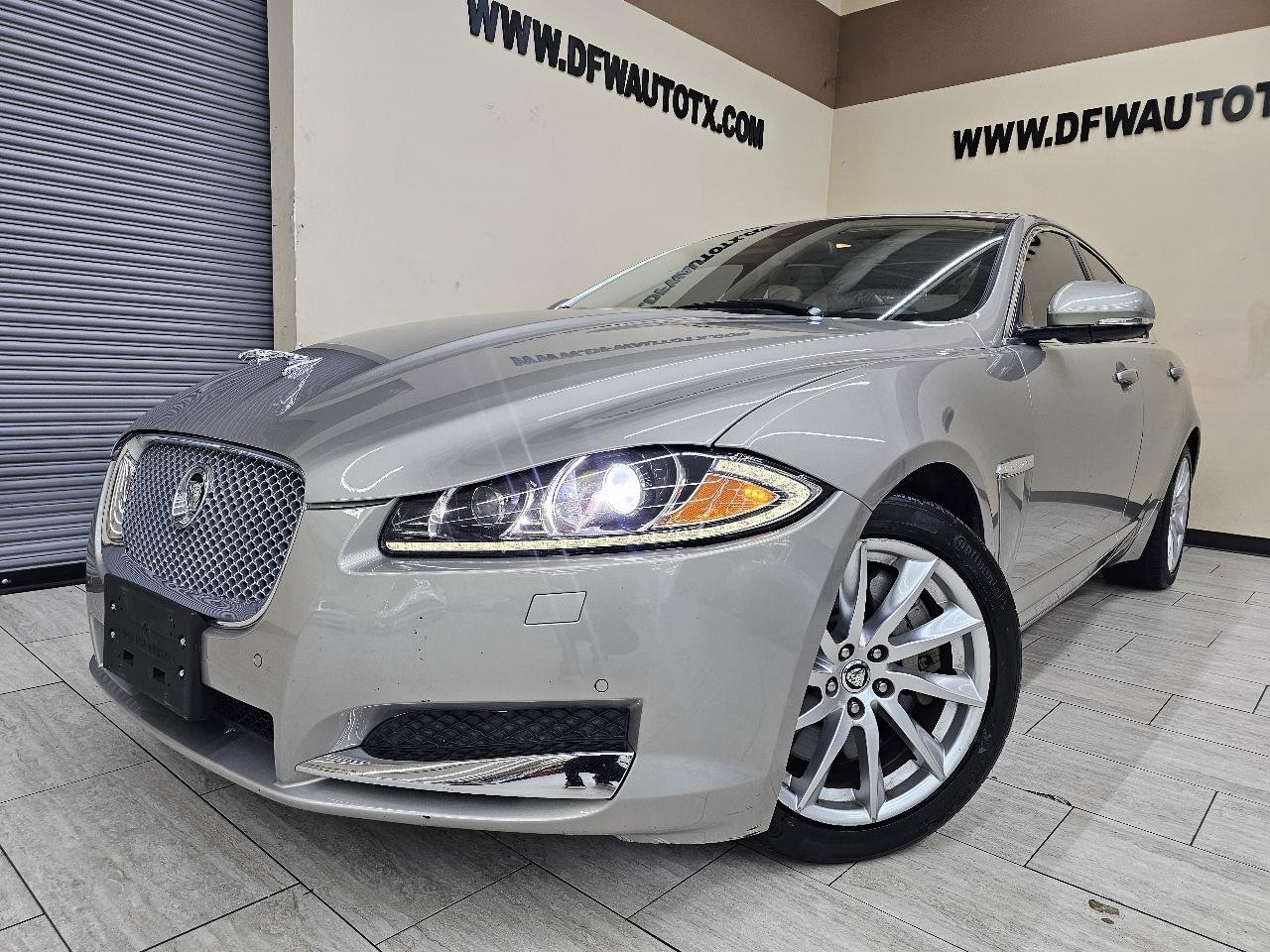 Used 2013 Jaguar XF image 1