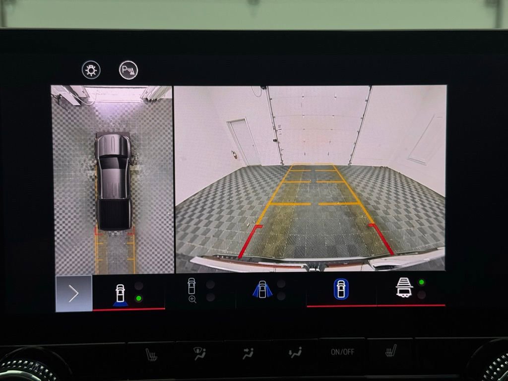 Used 2024 GMC Canyon AT4 w/ Technology Package image 4