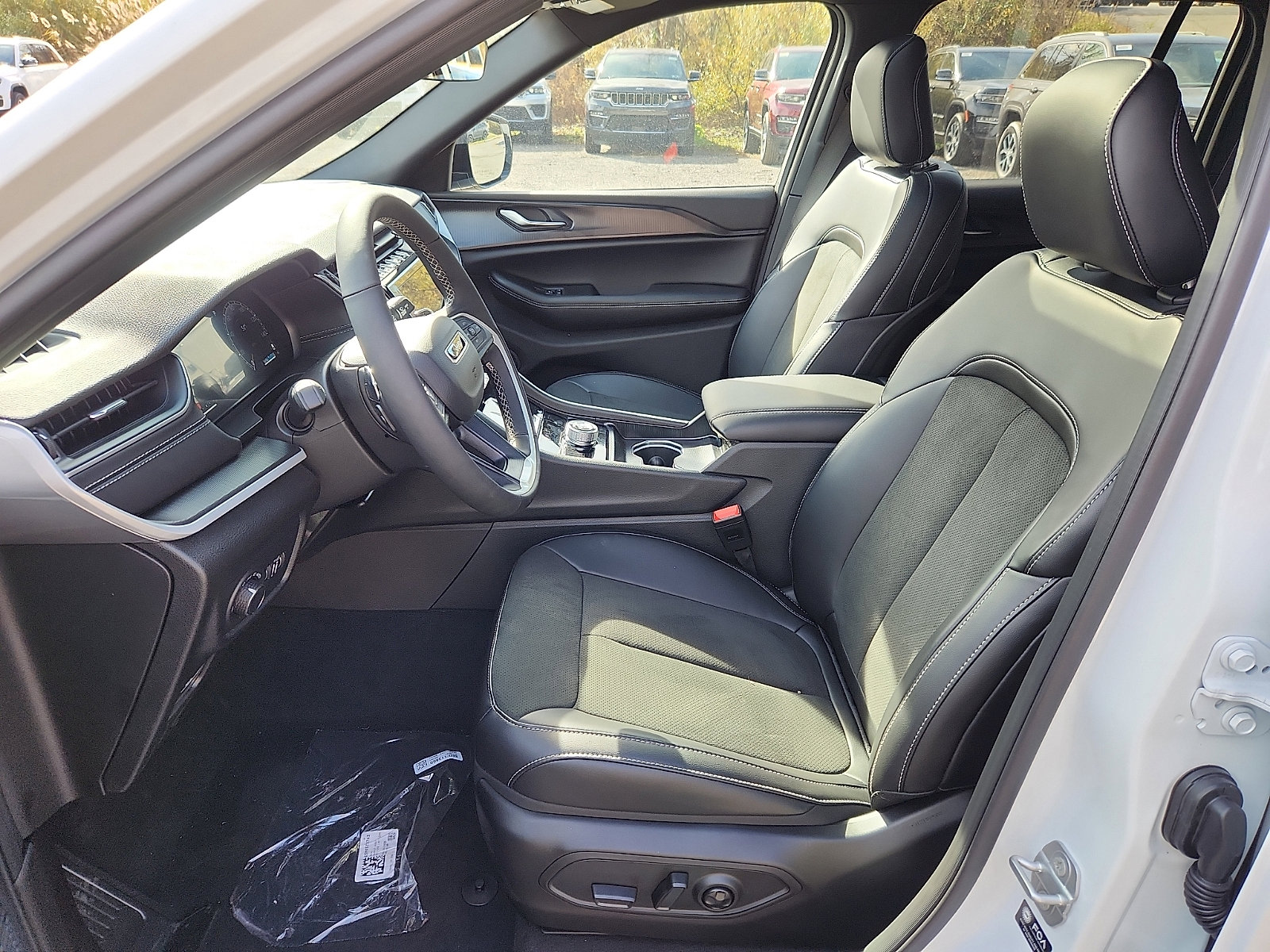 New 2025 Jeep Grand Cherokee Altitude image 9