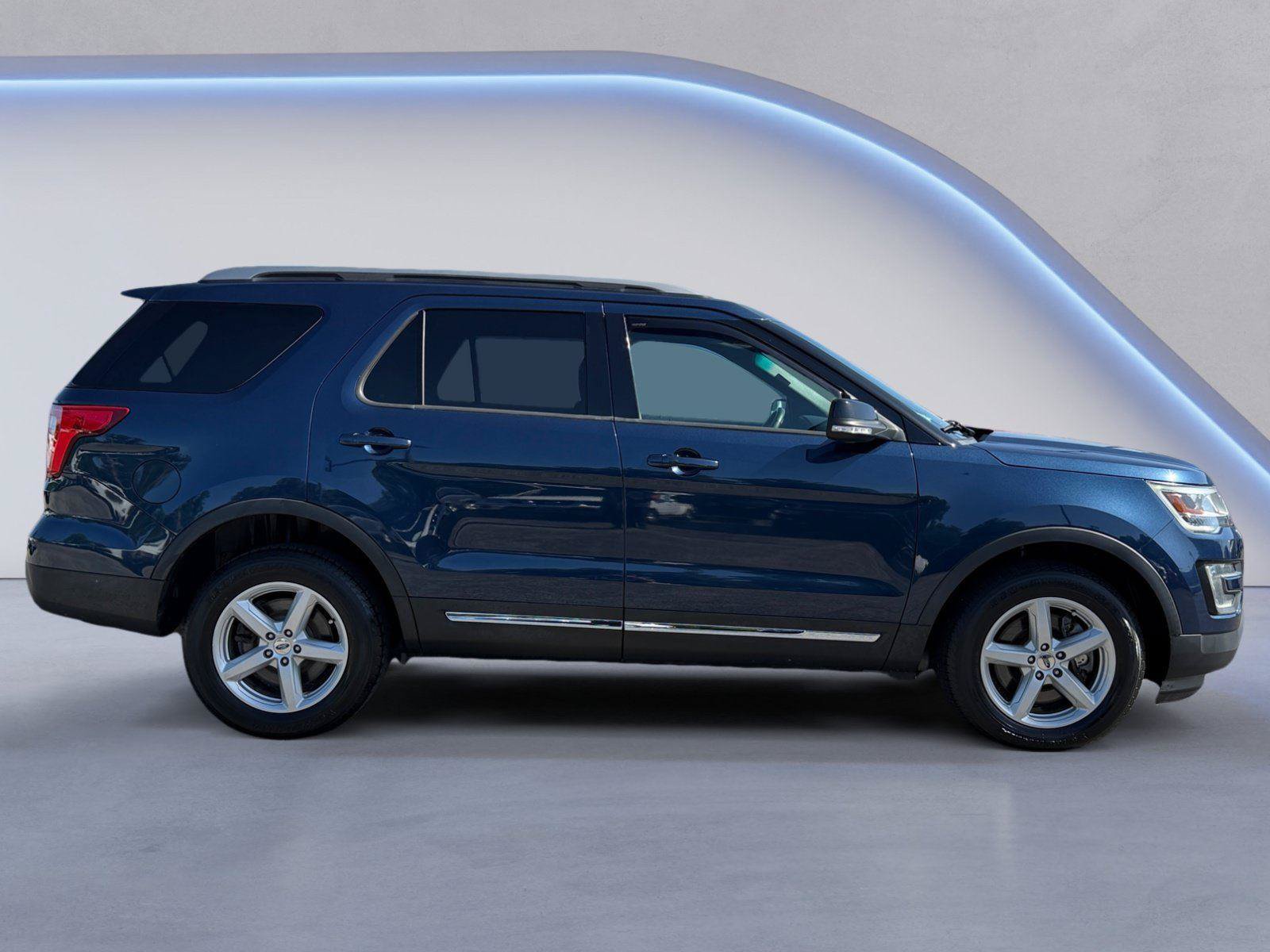 Used 2017 Ford Explorer XLT AWD/4WD image 2