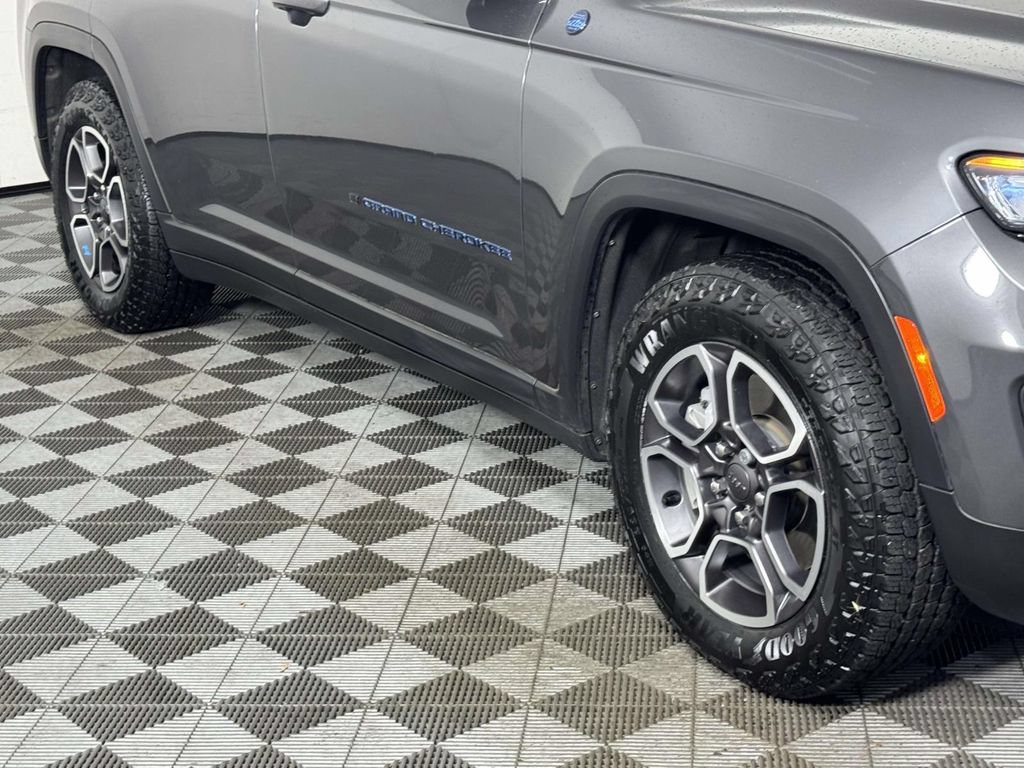 Used 2024 Jeep Grand Cherokee Trailhawk w/ Luxury Tech Group III AWD/4WD image 12