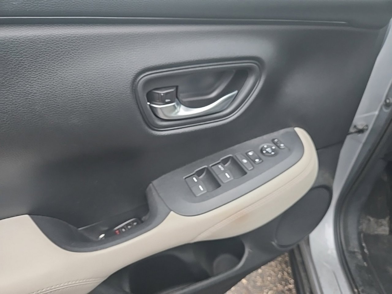 Used 2023 Honda HR-V LX image 16