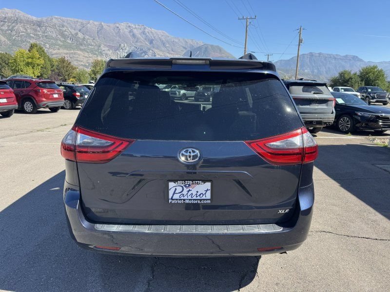Used 2020 Toyota Sienna XLE w/ XLE Navigation Package FWD image 5
