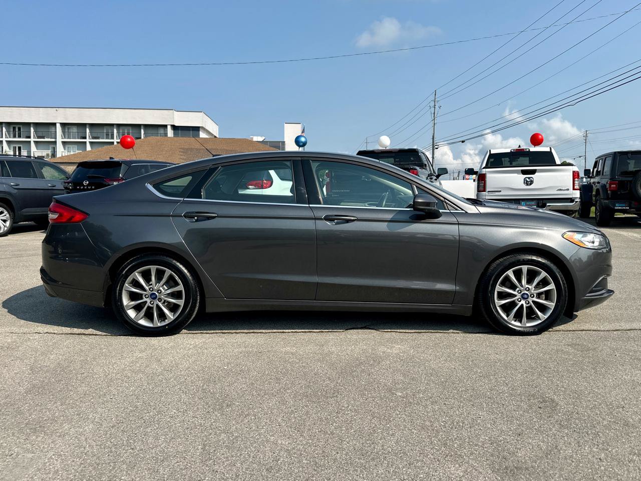 Used 2017 Ford Fusion SE w/ Fusion SE Technology Package FWD image 3