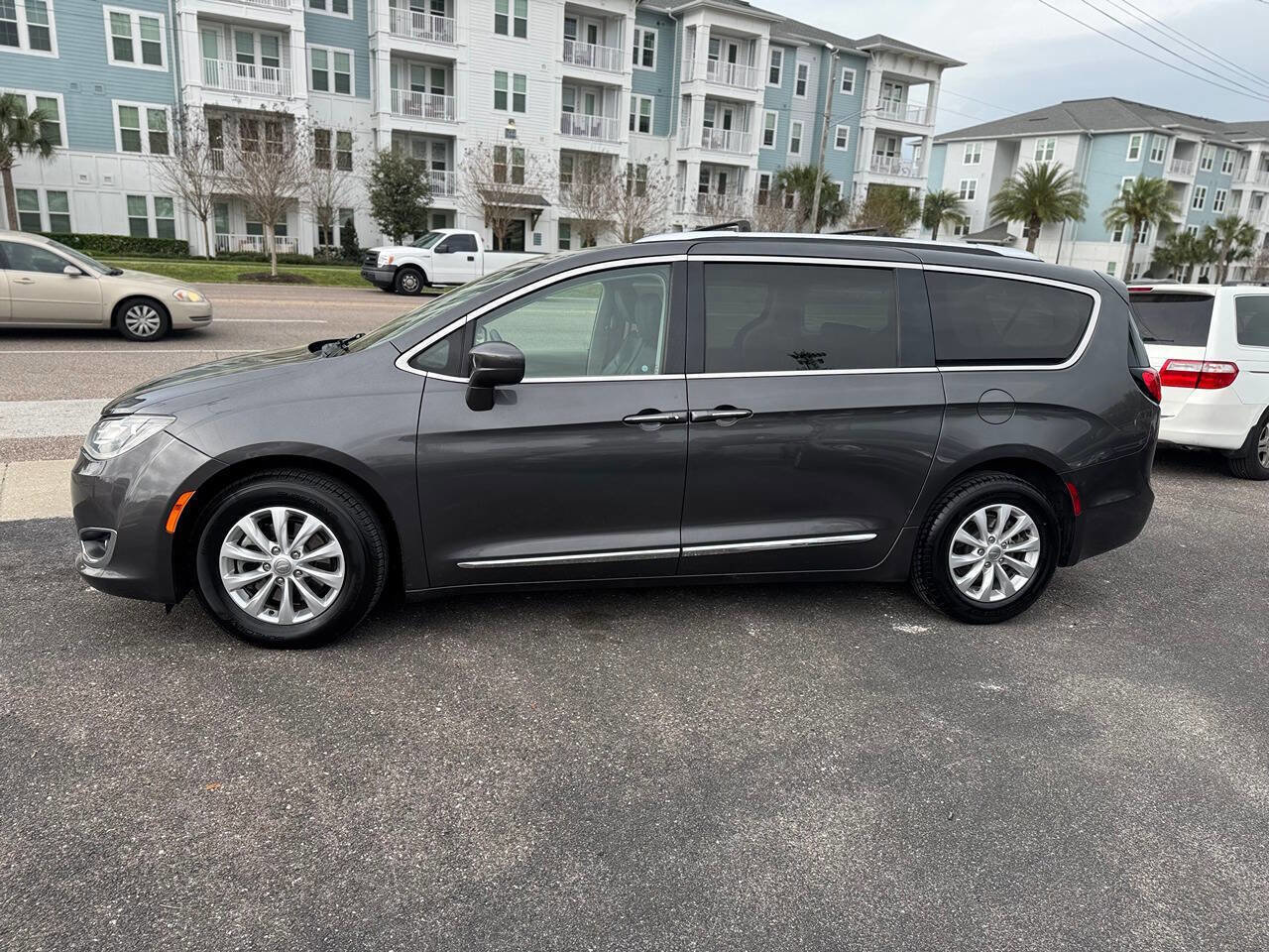 Used 2018 Chrysler Pacifica Touring-L FWD image 5