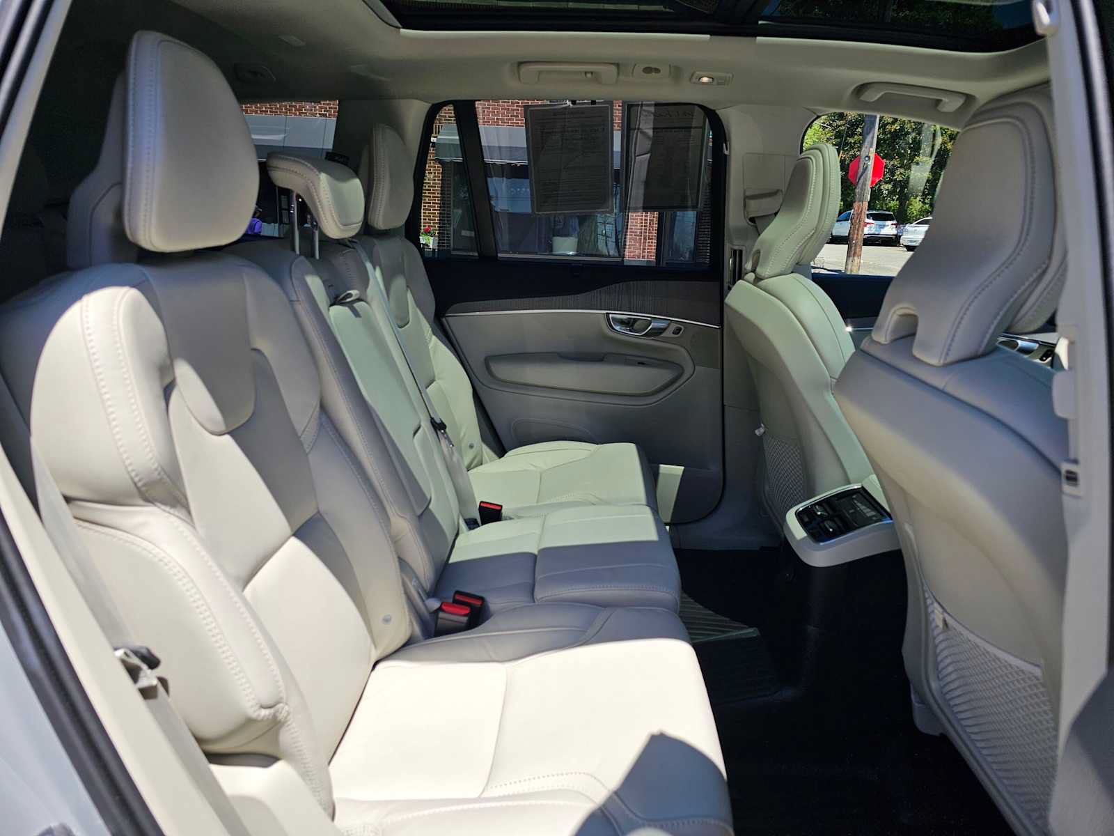 Certified 2025 Volvo XC90 T8 Ultra w/ Protection Package Premier AWD/4WD image 14