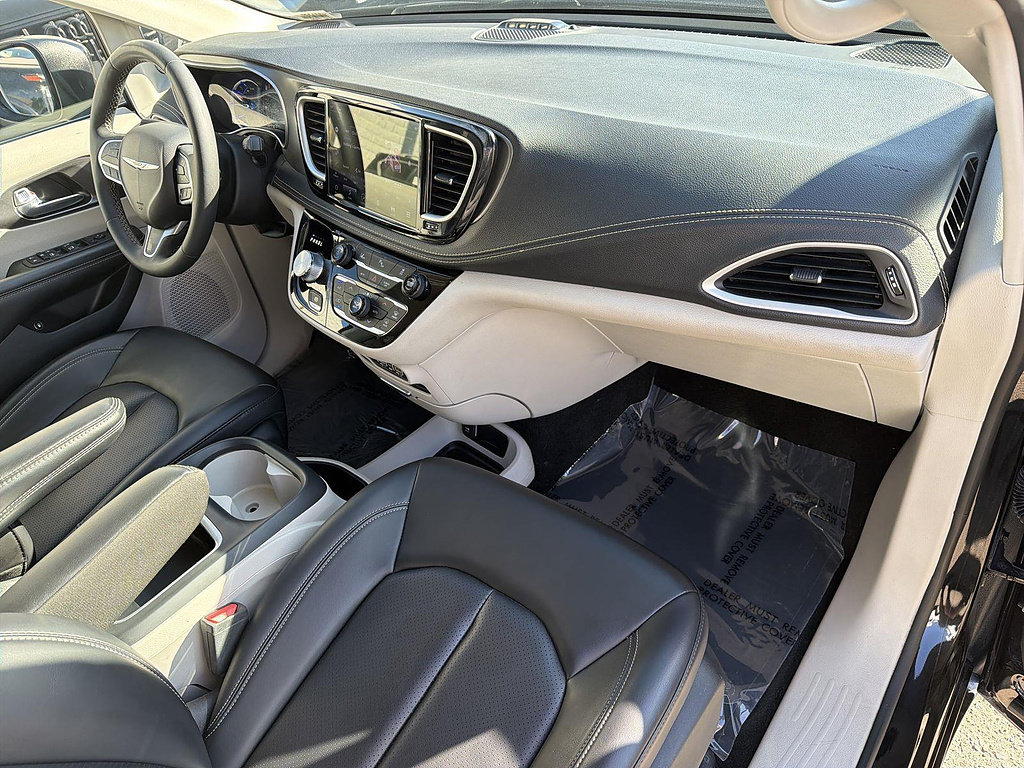 Used 2023 Chrysler Pacifica Touring-L FWD image 27