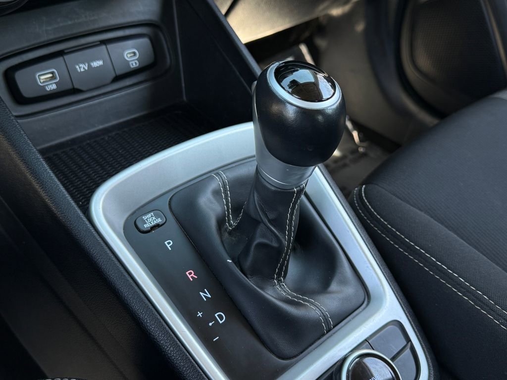 Used 2023 Hyundai Venue SEL image 26