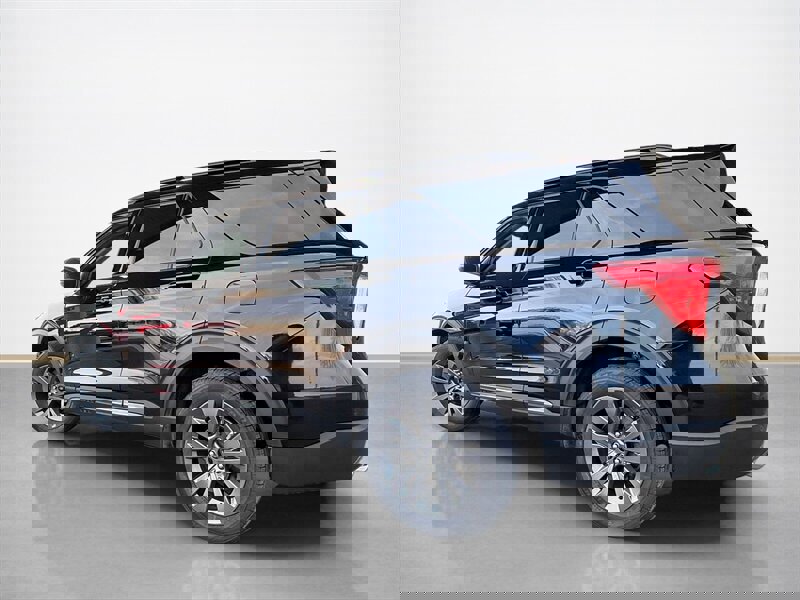 Used 2024 Ford Explorer XLT w/ Equipment Group 202A image 7