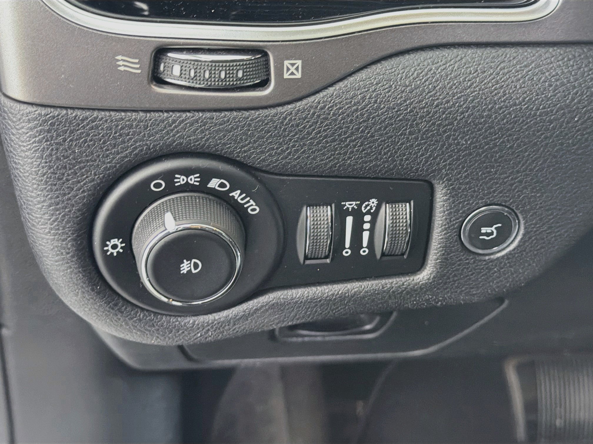 Used 2020 Jeep Cherokee Limited AWD/4WD image 16
