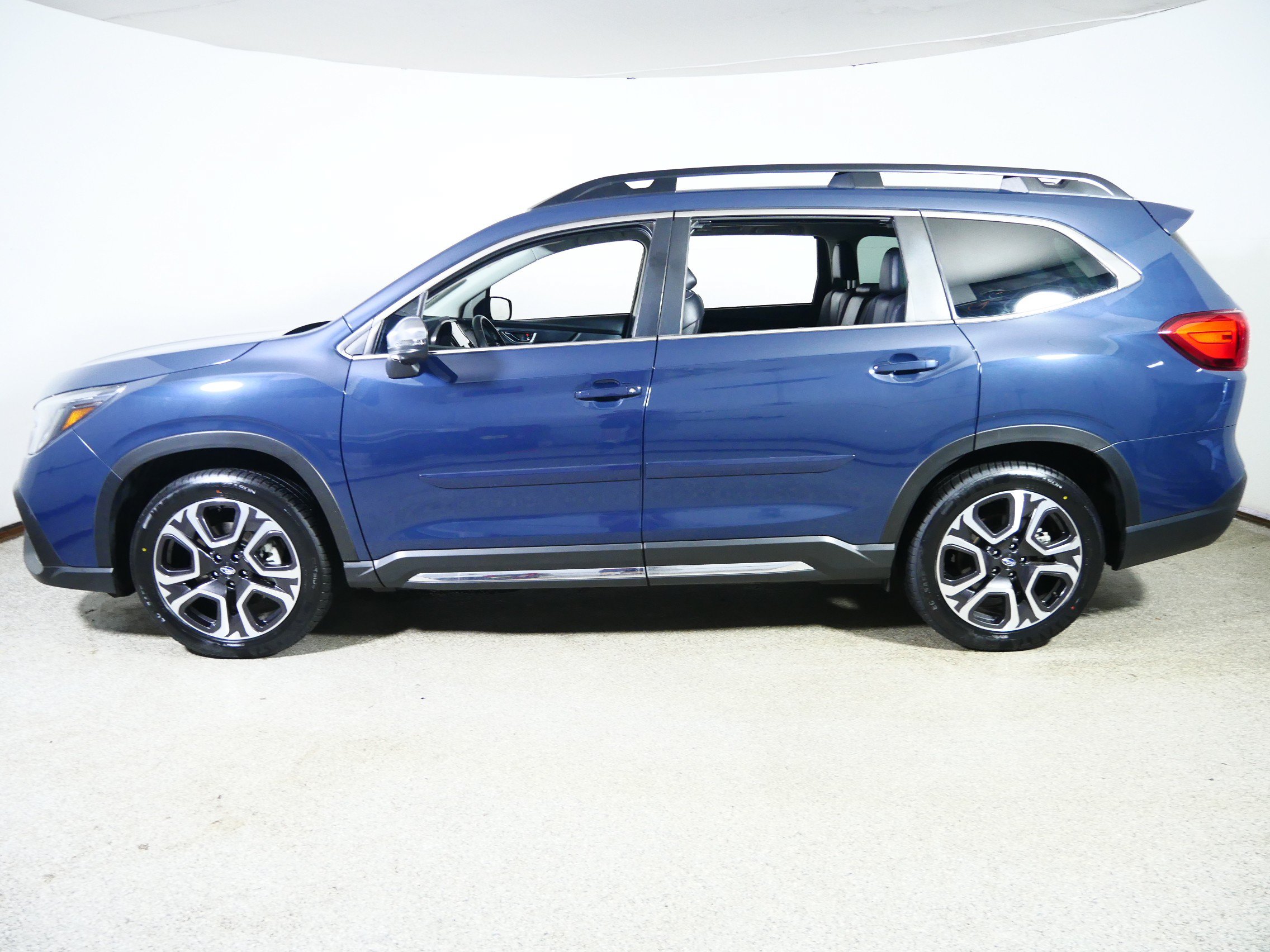 Used 2023 Subaru Ascent Limited w/ Technology Package AWD/4WD image 4