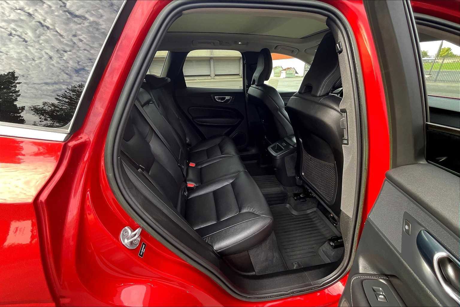 Used 2023 Volvo XC60 B5 Plus w/ Climate Package image 30