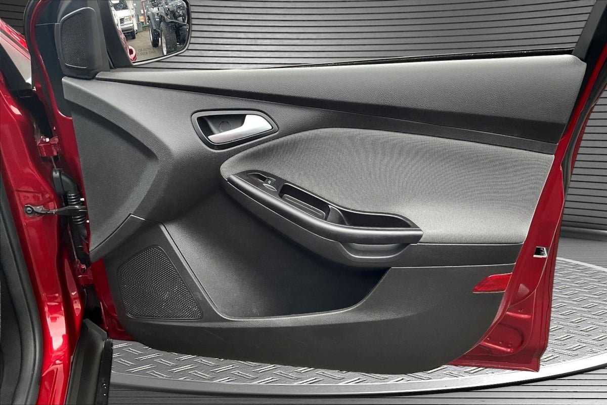 Used 2013 Ford Focus SE w/ SE Winter Pkg FWD image 25