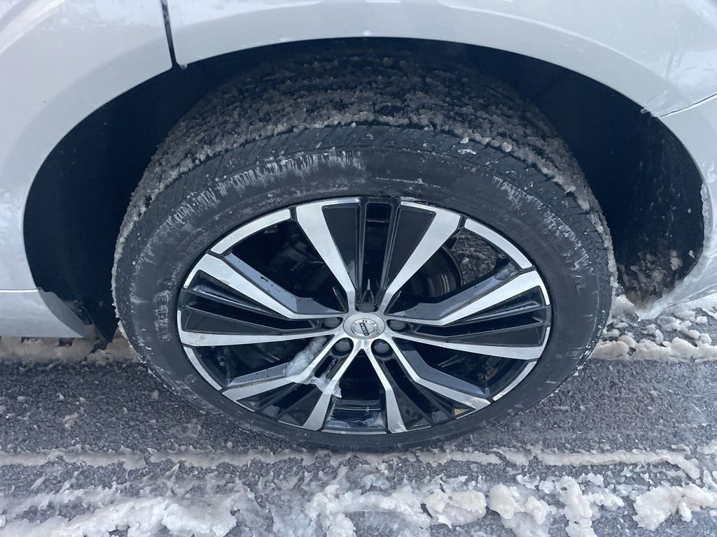 Certified 2023 Volvo XC60 B5 Plus w/ Climate Package image 13