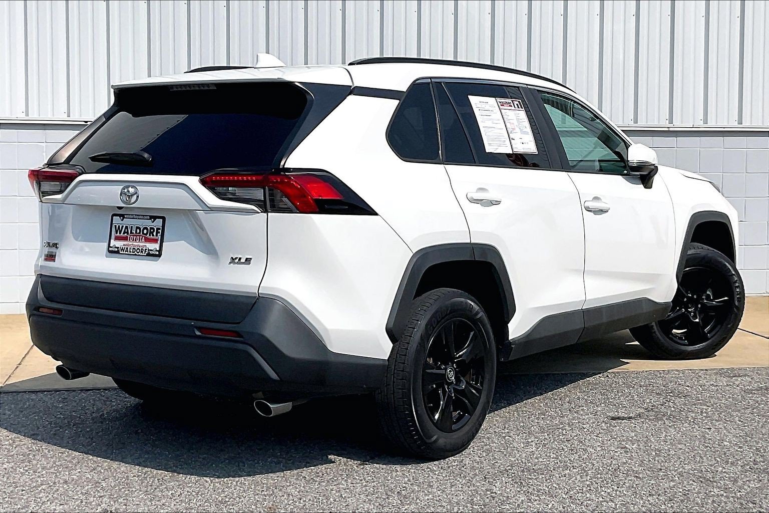 Used 2021 Toyota RAV4 XLE FWD image 17