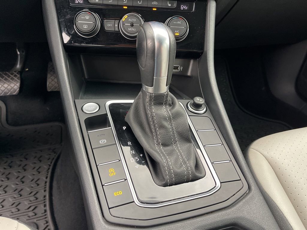 Used 2019 Volkswagen Jetta R-Line w/ R-Line Cold Weather Package FWD image 14