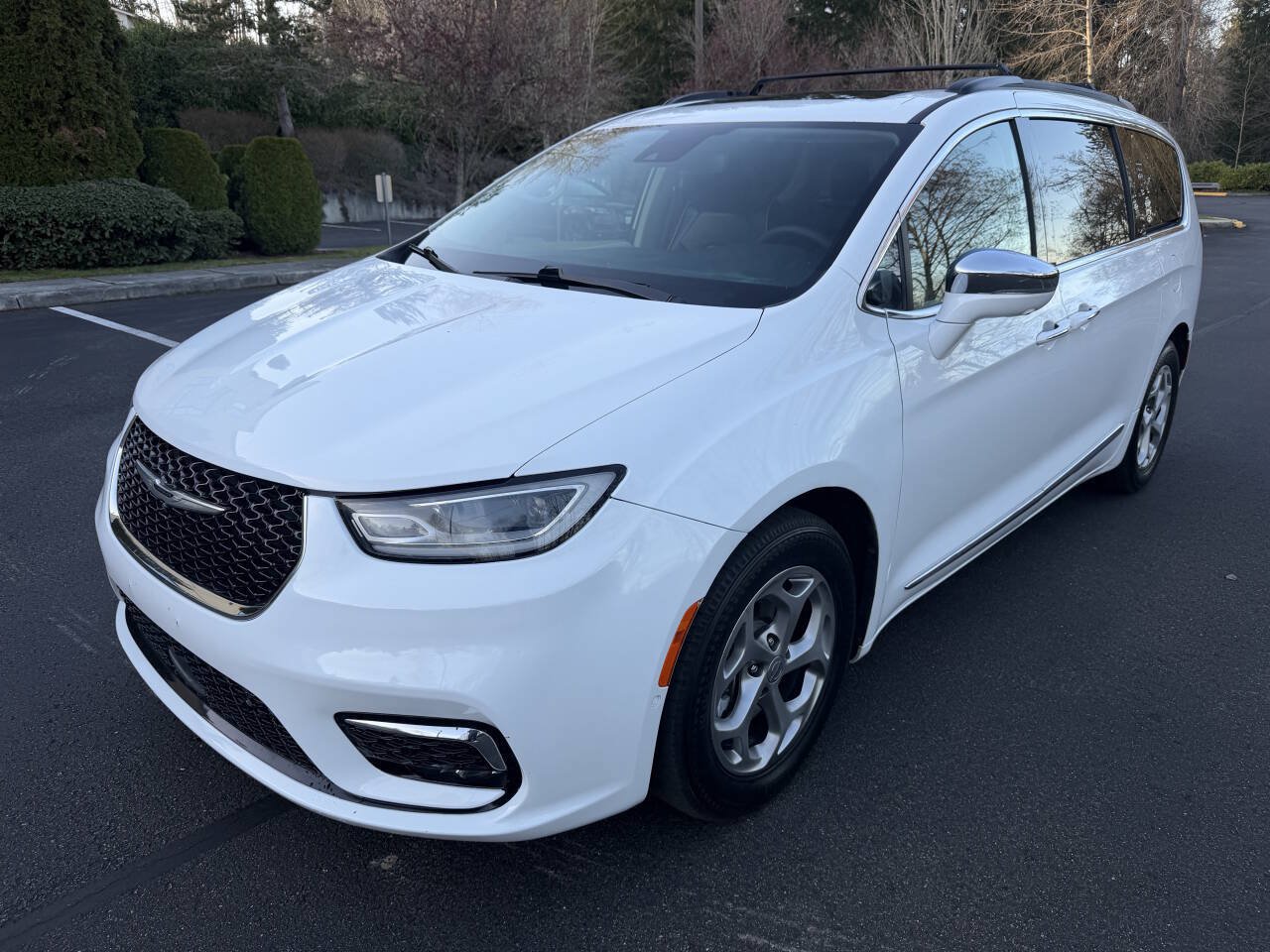 Used 2022 Chrysler Pacifica Limited FWD image 1