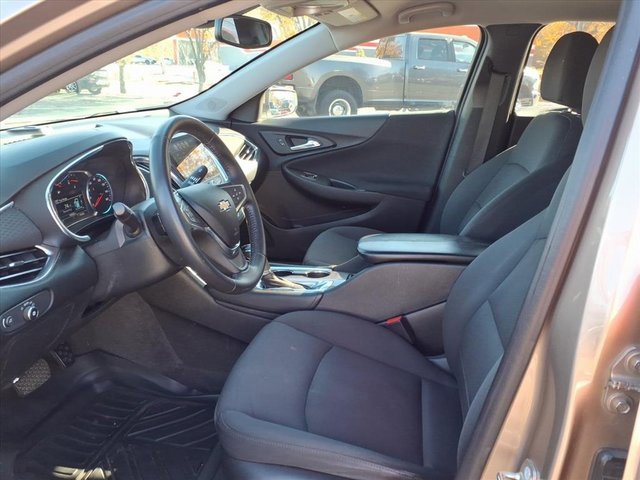 Used 2018 Chevrolet Malibu LT image 3