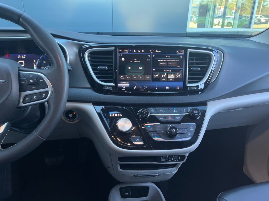 Used 2023 Chrysler Pacifica Touring-L image 18
