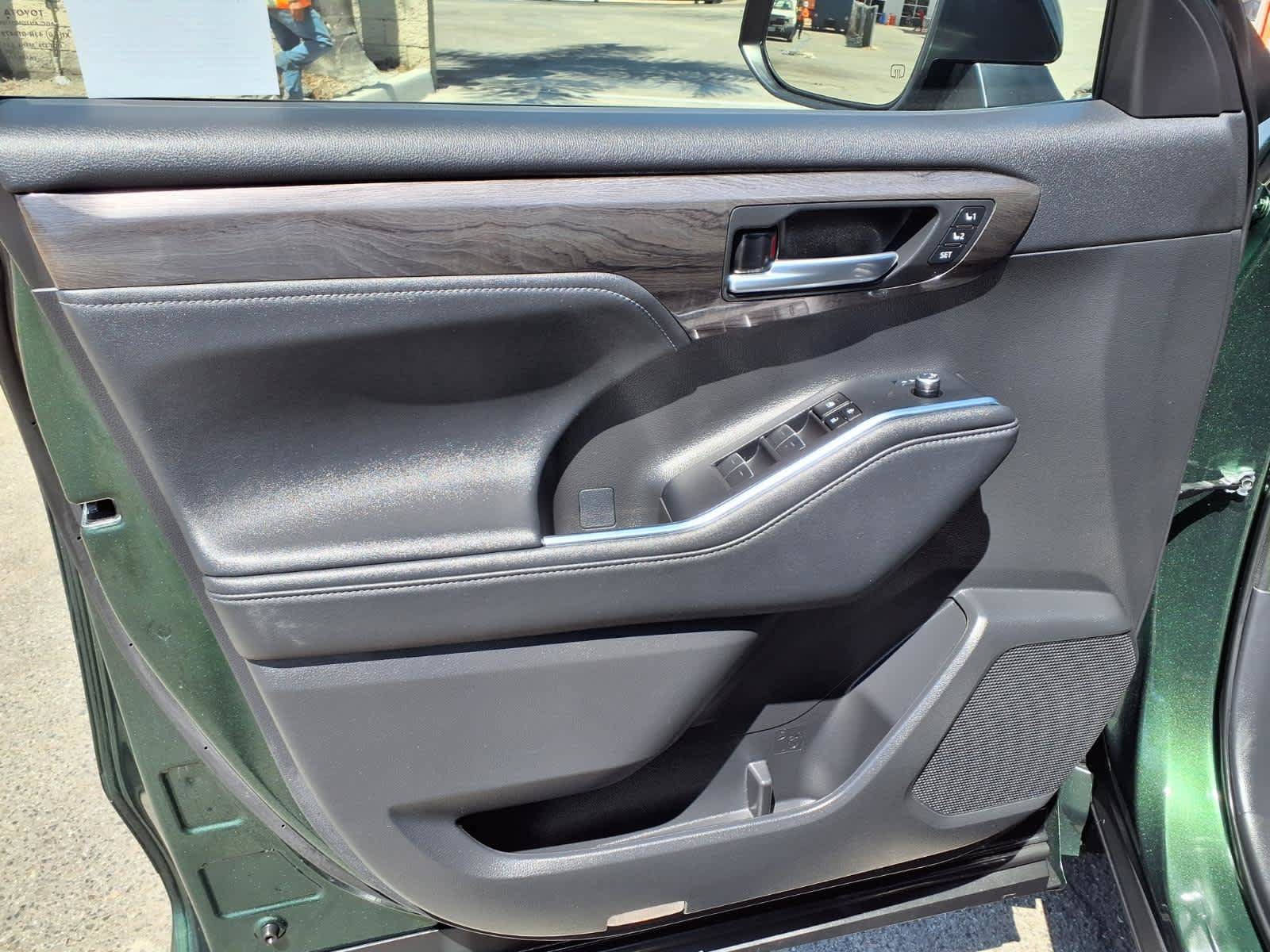 Used 2023 Toyota Highlander Platinum FWD image 16