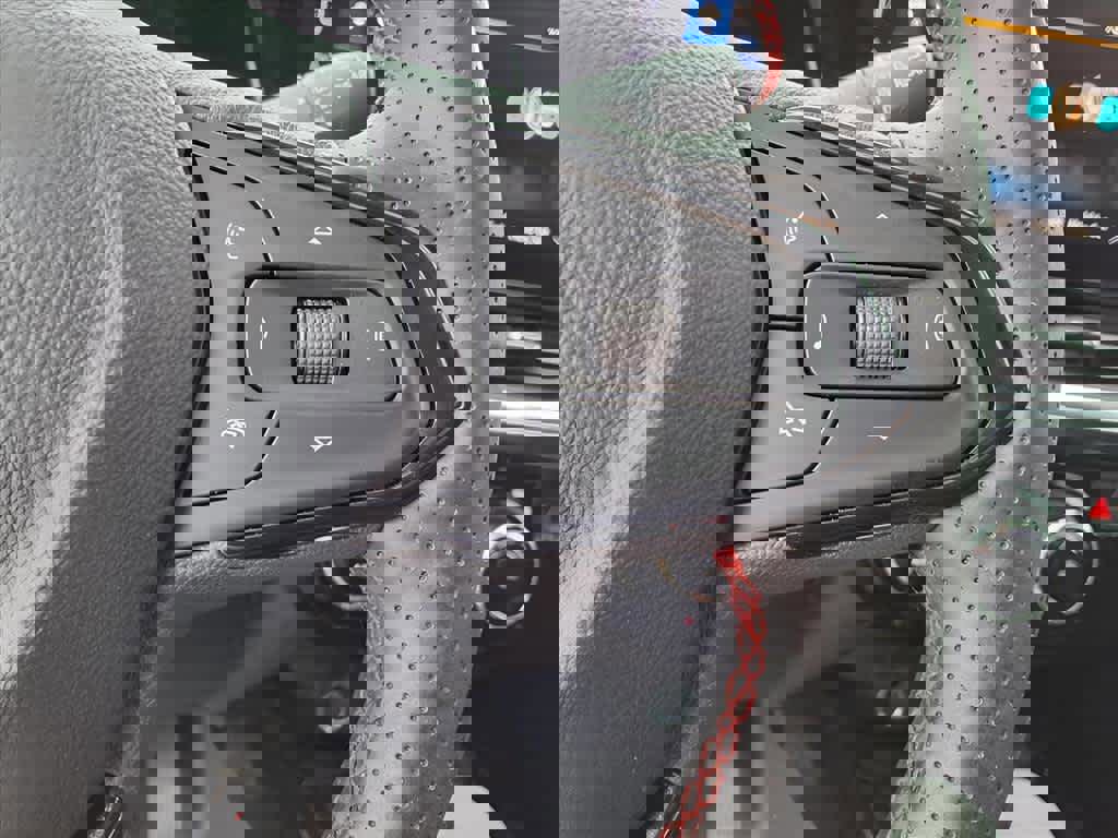 Used 2025 Chevrolet Trax RS w/ Sunroof Package image 23