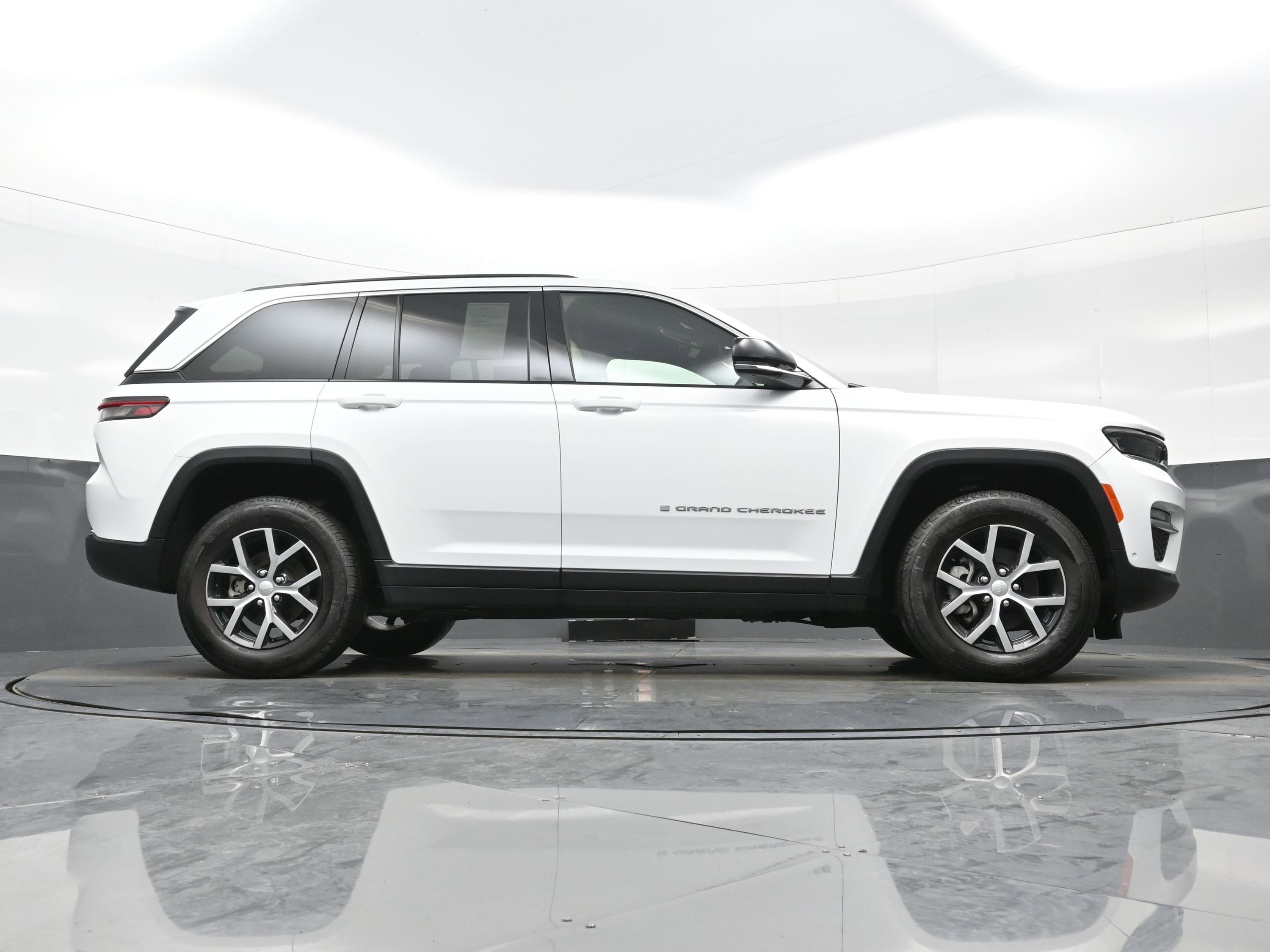 Used 2024 Jeep Grand Cherokee Limited w/ Luxury Tech Group II image 32