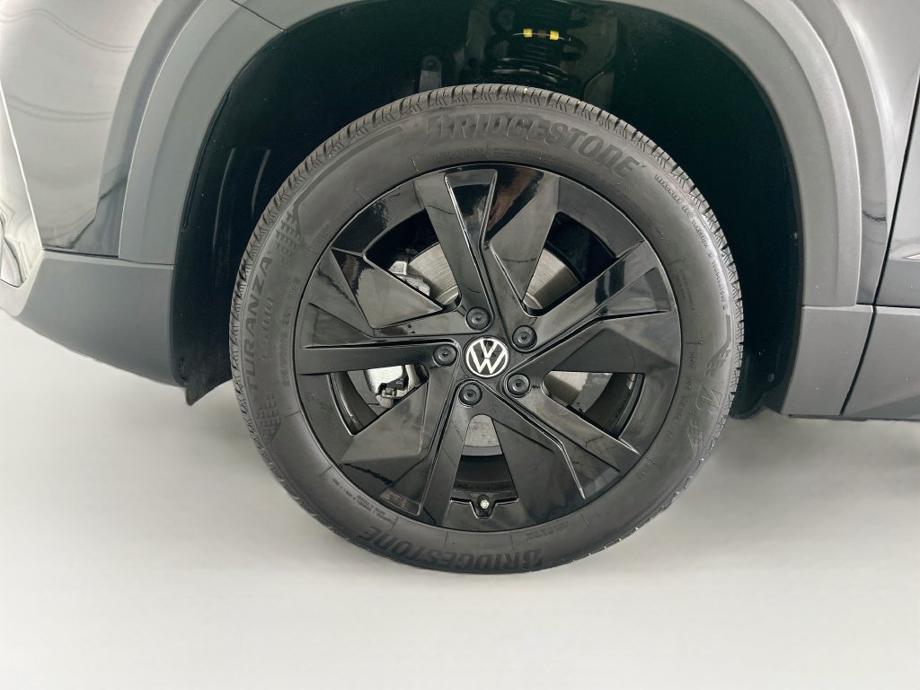 Used 2025 Volkswagen Taos SE w/ Black Wheel Package FWD image 28