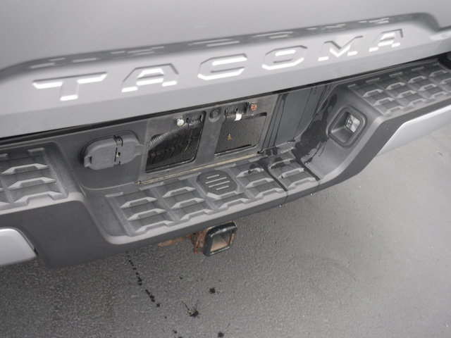 Used 2017 Toyota Tacoma TRD Sport image 11