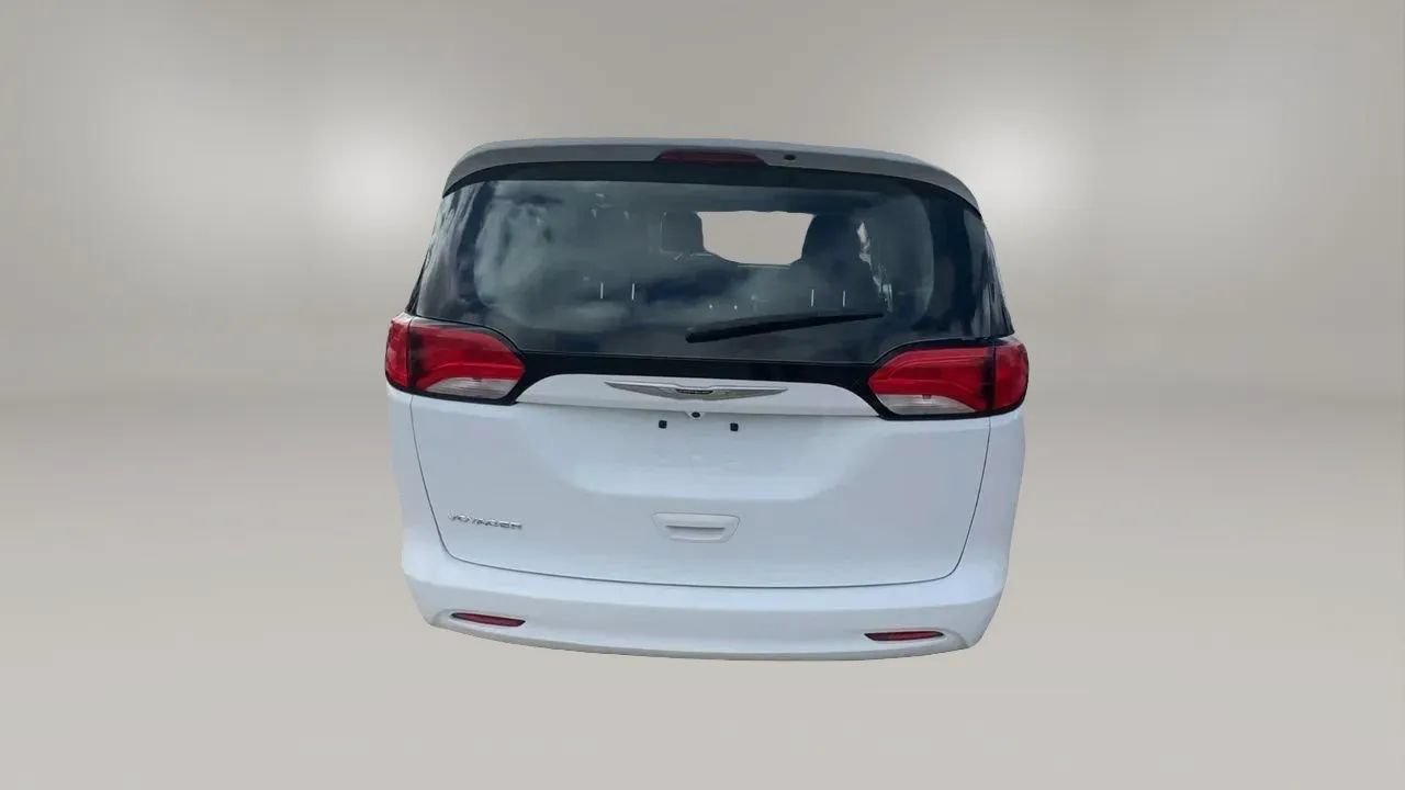 Used 2022 Chrysler Voyager LX FWD image 4