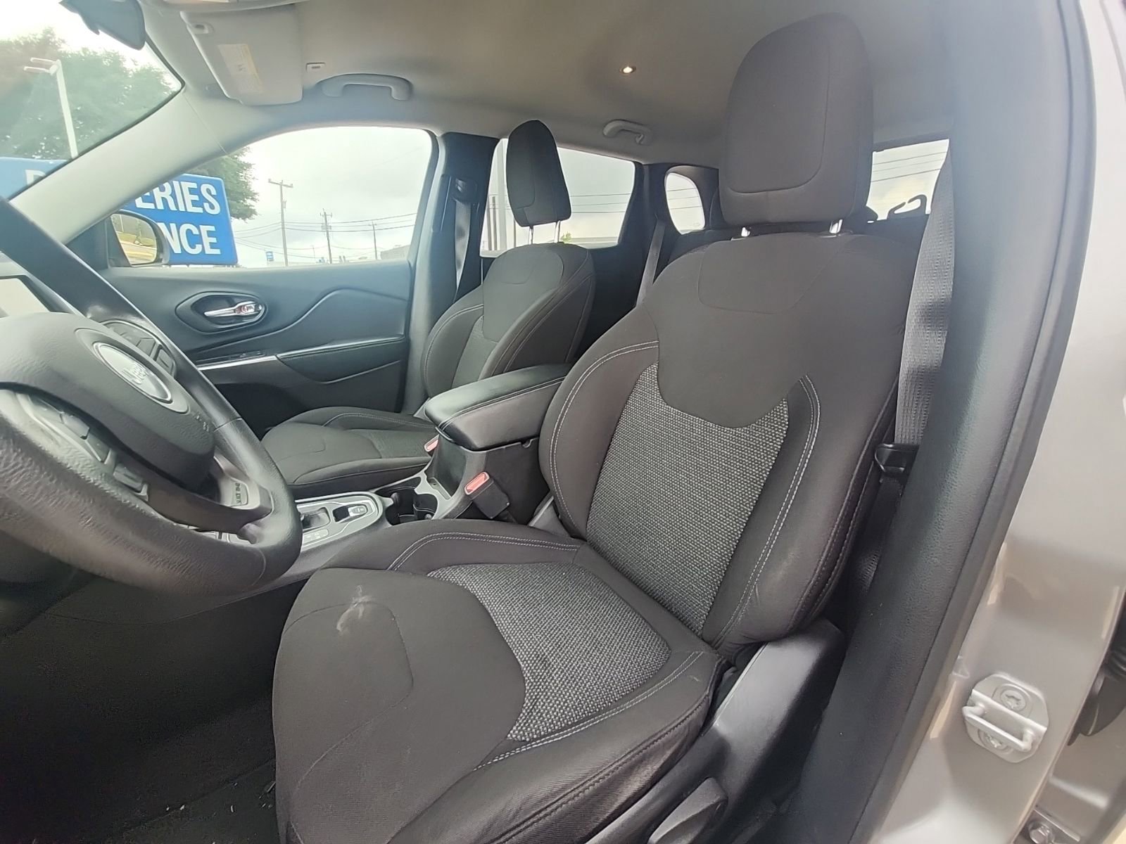 Used 2019 Jeep Cherokee Latitude w/ Popular Appearance Group AWD/4WD image 12