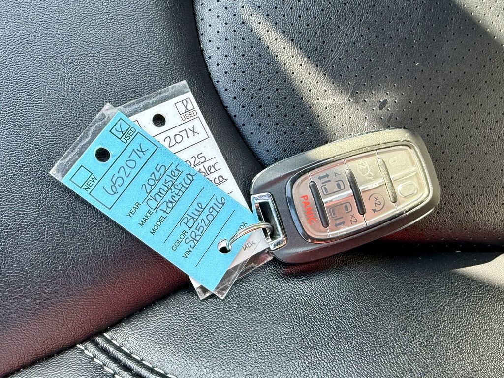 Used 2025 Chrysler Pacifica Select image 39