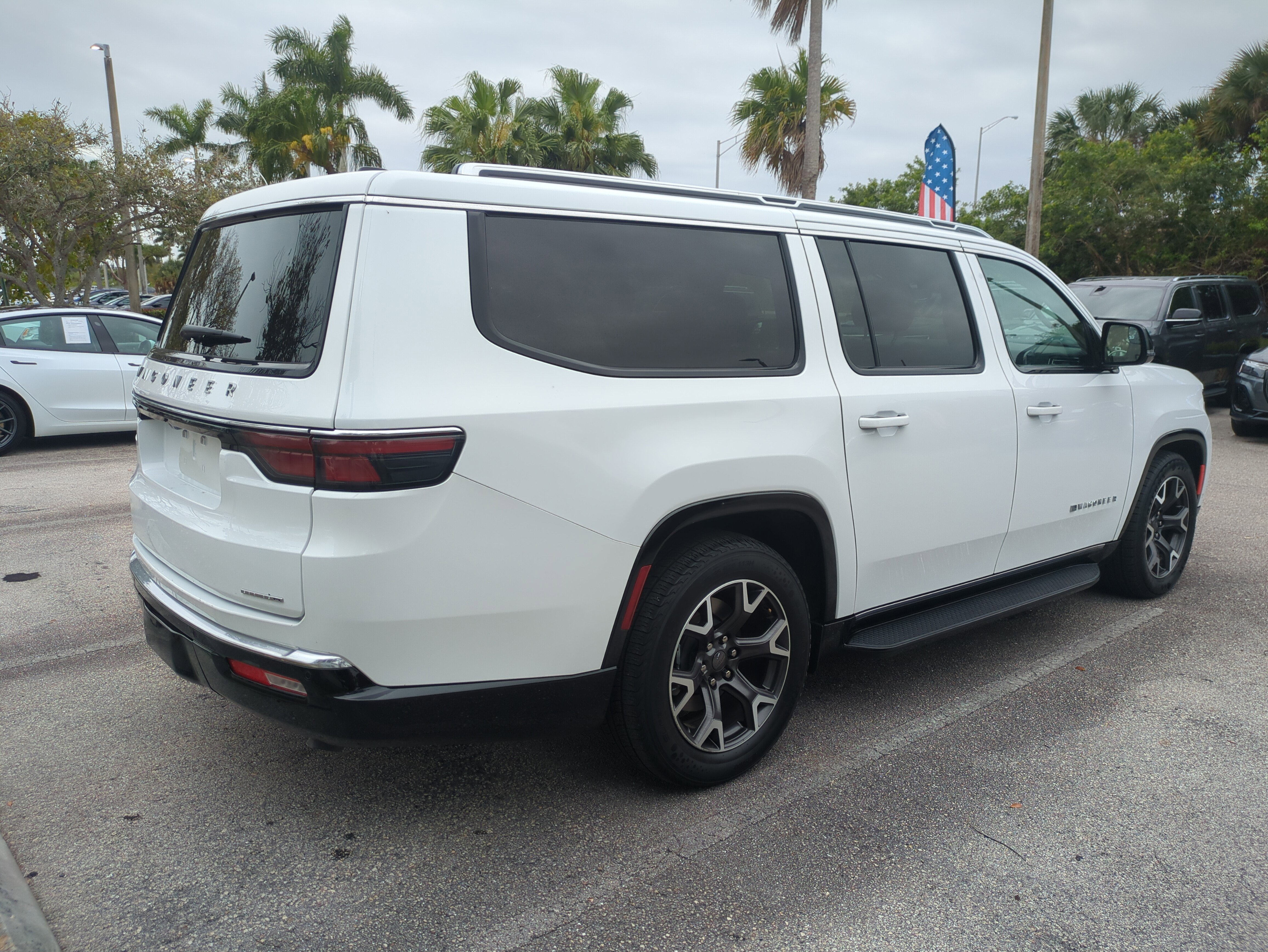 Certified 2024 Jeep Wagoneer L Series III w/ Flexible Seating Group image 5