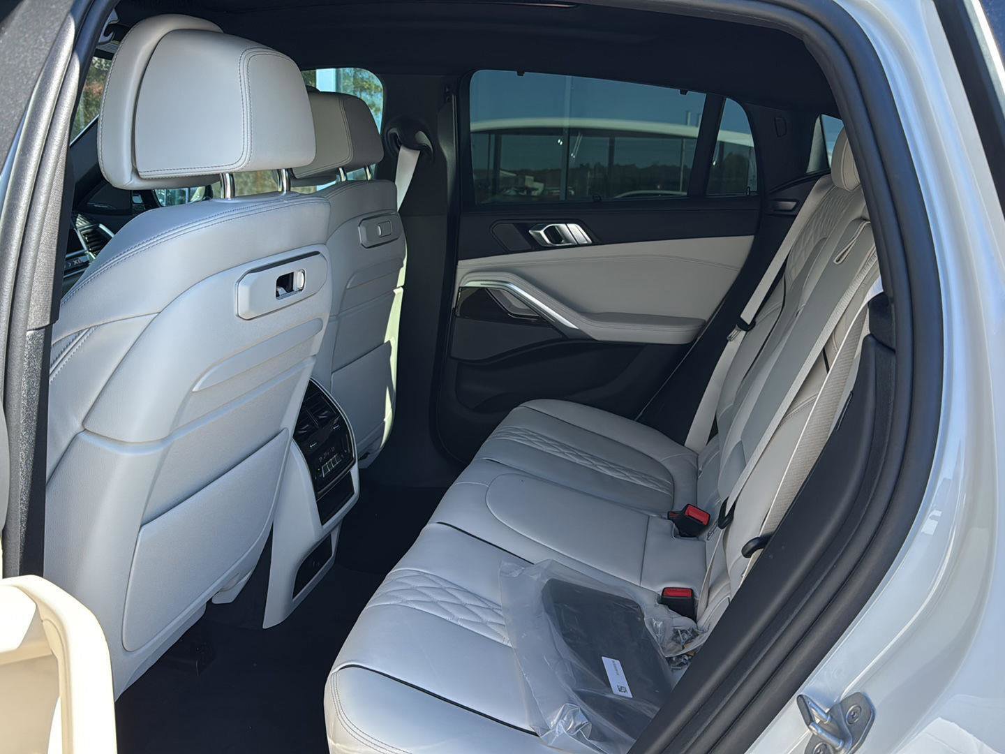 New 2026 BMW X6 xDrive40i w/ Executive Package image 9