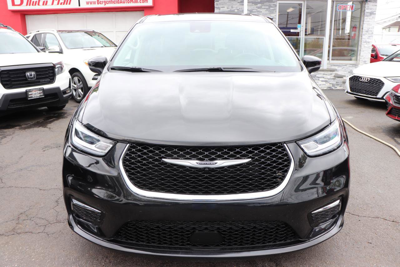 Used 2023 Chrysler Pacifica Touring-L image 8