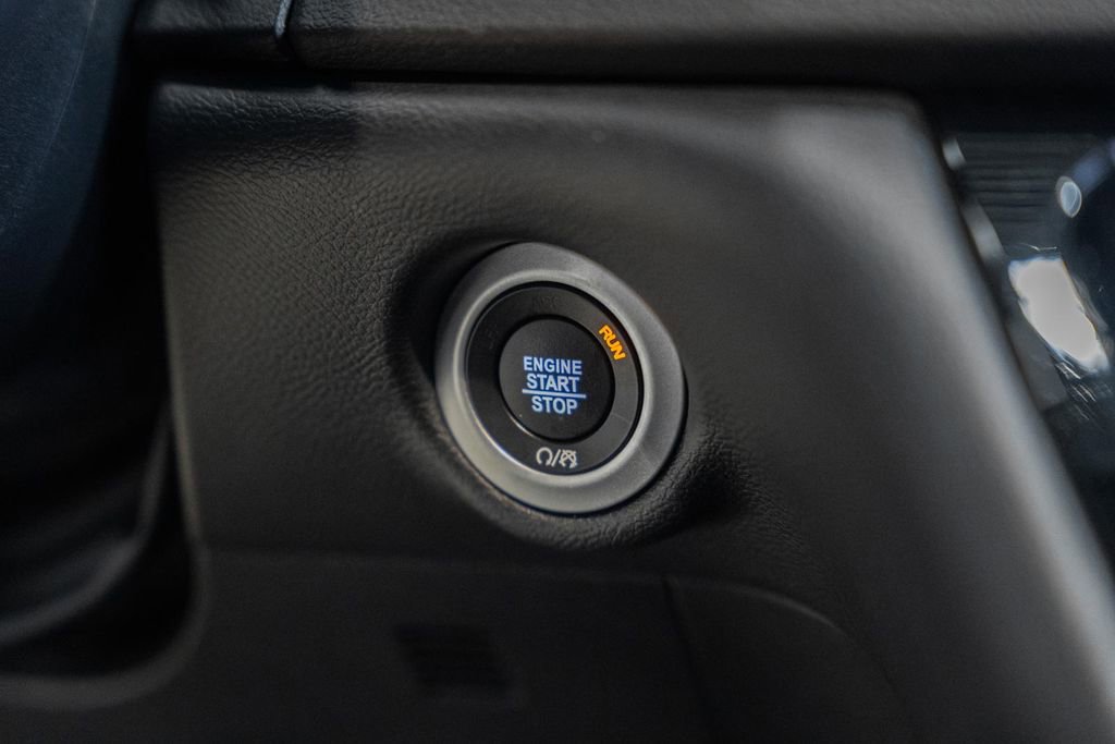 Used 2025 Chrysler Pacifica Select image 29