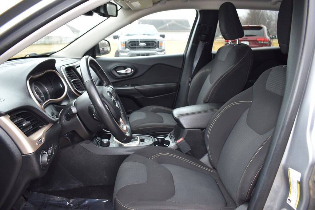 Used 2017 Jeep Cherokee Latitude w/ Comfort & Convenience Group AWD/4WD image 12