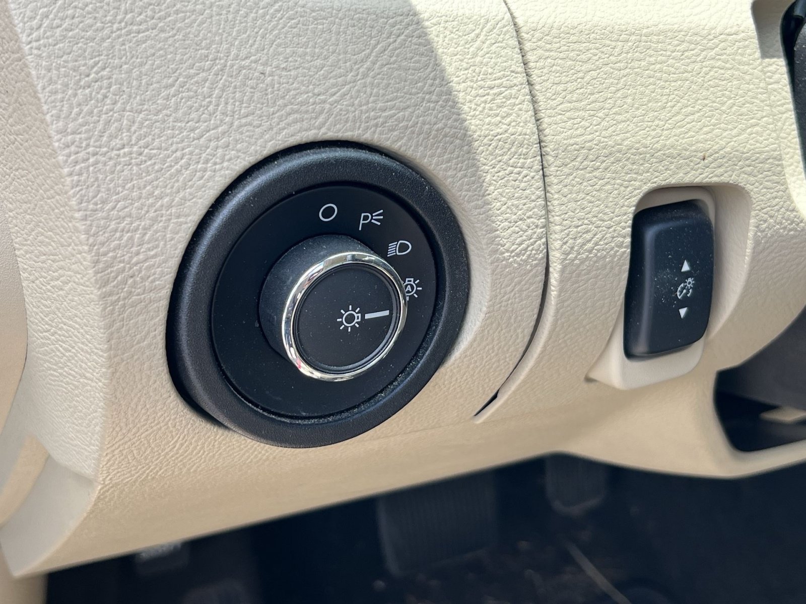 Used 2013 Ford Taurus SEL FWD image 27