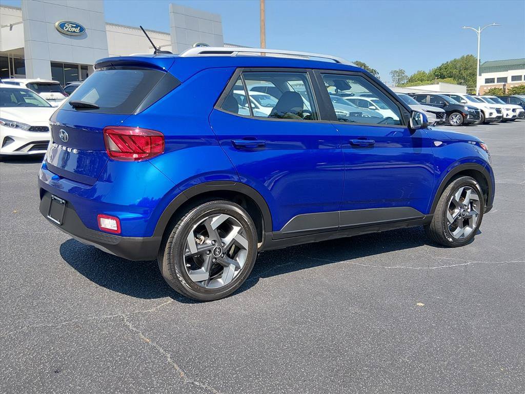 Used 2024 Hyundai Venue SEL FWD image 4