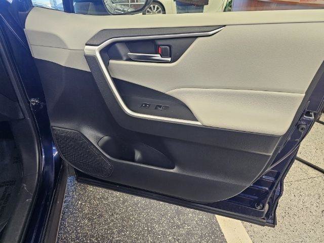 Used 2022 Toyota RAV4 XLE Premium AWD/4WD image 31